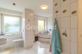 EG links Badezimmer - Gepflegtes 8-Parteien-Haus mit PV-Anlage und großem Grundstück im Umland von Regensburg