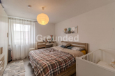 OG1 recht Schlafzimmer - Gepflegtes 8-Parteien-Haus mit PV-Anlage und großem Grundstück im Umland von Regensburg