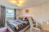 OG1 Mitte Schlafzimmer - Gepflegtes 8-Parteien-Haus mit PV-Anlage und großem Grundstück im Umland von Regensburg