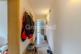 EG links Flur - Gepflegtes 8-Parteien-Haus mit PV-Anlage und großem Grundstück im Umland von Regensburg