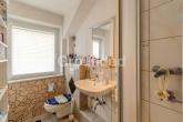OG1 Mitte Badezimmer - Gepflegtes 8-Parteien-Haus mit PV-Anlage und großem Grundstück im Umland von Regensburg
