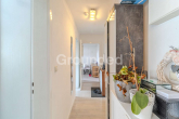OG1 Mitte Flur - Gepflegtes 8-Parteien-Haus mit PV-Anlage und großem Grundstück im Umland von Regensburg