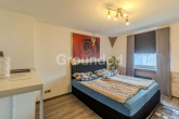 OG2 Mitte Schlafzimmer - Gepflegtes 8-Parteien-Haus mit PV-Anlage und großem Grundstück im Umland von Regensburg