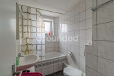 OG1 links Badezimmer - Gepflegtes 8-Parteien-Haus mit PV-Anlage und großem Grundstück im Umland von Regensburg