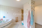EG links Badezimmer - Gepflegtes 8-Parteien-Haus mit PV-Anlage und großem Grundstück im Umland von Regensburg