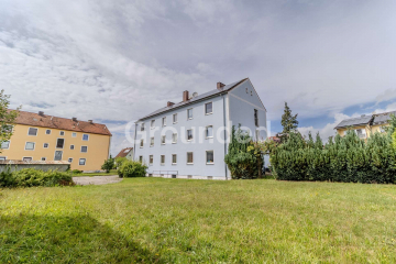 Gepflegtes 8-Parteien-Haus mit PV-Anlage und großem Grundstück im Umland von Regensburg, 93133 Burglengenfeld, Mehrfamilienhaus