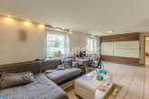 EG links Wohnzimmer - Gepflegtes 8-Parteien-Haus mit PV-Anlage und großem Grundstück im Umland von Regensburg