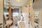 OG2 Mitte Badezimmer - Gepflegtes 8-Parteien-Haus mit PV-Anlage und großem Grundstück im Umland von Regensburg