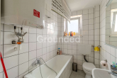 OG1 rechts Badezimmer - Gepflegtes 8-Parteien-Haus mit PV-Anlage und großem Grundstück im Umland von Regensburg