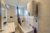 OG2 links Badezimmer - Gepflegtes 8-Parteien-Haus mit PV-Anlage und großem Grundstück im Umland von Regensburg