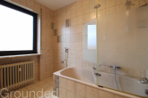 Badezimmer (2) - Zentrumsnah: Gepflegte 3-Zimmer Wohnung mit Garage