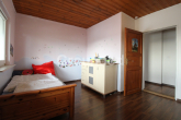 Kinderzimmer 1.OG (2) - Mischgebäude mit Wohn- und Gewerbeeinheiten, 30 kWp PV-Anlage und weitläufigem Garten