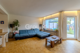EG Wohnzimmer - Gepflegtes Reihenmittelhaus mit großem Garten und Garage in Nürnberg
