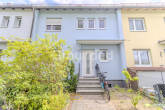 Straßenansicht - Gepflegtes Reihenmittelhaus mit großem Garten und Garage in Nürnberg