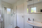 OG Badezimmer - Gepflegtes Reihenmittelhaus mit großem Garten und Garage in Nürnberg