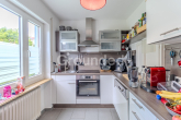 EG Küche - Gepflegtes Reihenmittelhaus mit großem Garten und Garage in Nürnberg