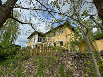Ihre zukünftige Ruheoase: Geräumiges Zweifamilienhaus mit weitläufigem Ausblick in Priesendorf, 96170 Priesendorf, Zweifamilienhaus