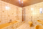 Badezimmer - Einfamilienhaus in Schlosslage mit großer Dachterrasse in Trunstadt