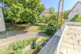 Blick auf die Einfahrt - Einfamilienhaus in Schlosslage mit großer Dachterrasse in Trunstadt