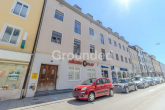 Straßenansicht seitlich links - Gepflegtes Mehrfamilienhaus mit stabiler Rendite und ca. 1.260m² vermietbarer Fläche in Traunstein