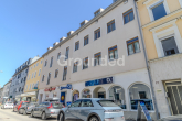 Straßenansicht seitlich rechts - Gepflegtes Mehrfamilienhaus mit stabiler Rendite und ca. 1.180m² vermietbarer Fläche in Traunstein
