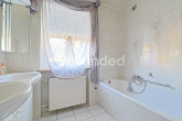 Badezimmer EG - Geräumiges, voll unterkellertes Einfamilienhaus mit Garten und Terrassen in Baiersdorf