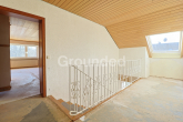 Treppe 1.OG - Geräumiges, voll unterkellertes Einfamilienhaus mit Garten und Terrassen in Baiersdorf