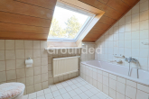 Geräumiges, voll unterkellertes Einfamilienhaus mit Garten und Terrassen in Baiersdorf - Badezimmer 1.OG