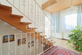 Treppenaufgang EG - Geräumiges, voll unterkellertes Einfamilienhaus mit Garten und Terrassen in Baiersdorf