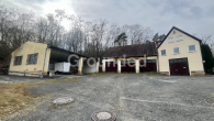 Ansicht Vorplatz - Großzügiges Anwesen mit Wohnhaus, diversen Fahrzeughallen und Gartengrundstück in Pfarrweisach
