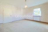 OG1 Schlafzimmer 2 - Großzügiges Anwesen mit Wohnhaus, diversen Fahrzeughallen und Gartengrundstück in Pfarrweisach