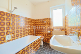 OG1 Badezimmer - Großzügiges Anwesen mit Wohnhaus, diversen Fahrzeughallen und Gartengrundstück in Pfarrweisach