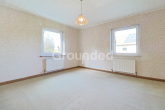 OG1 Schlafzimmer - Großzügiges Anwesen mit Wohnhaus, diversen Fahrzeughallen und Gartengrundstück in Pfarrweisach