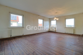 OG1 Wohnzimmer groß - Großzügiges Anwesen mit Wohnhaus, diversen Fahrzeughallen und Gartengrundstück in Pfarrweisach